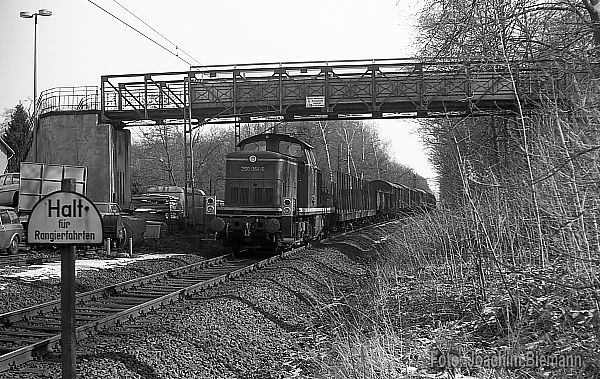 Fußgängerbrücke beim Bahnhof Köln-Dellbrück mit DB-Diesellok 290 064